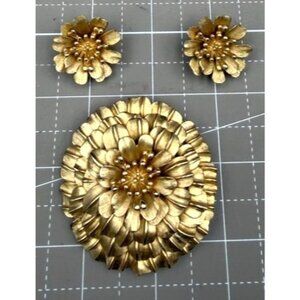 Vintage Crown Trifari Goldtone Layered Flower Brooch & Clip Earrings Set Mid Cen